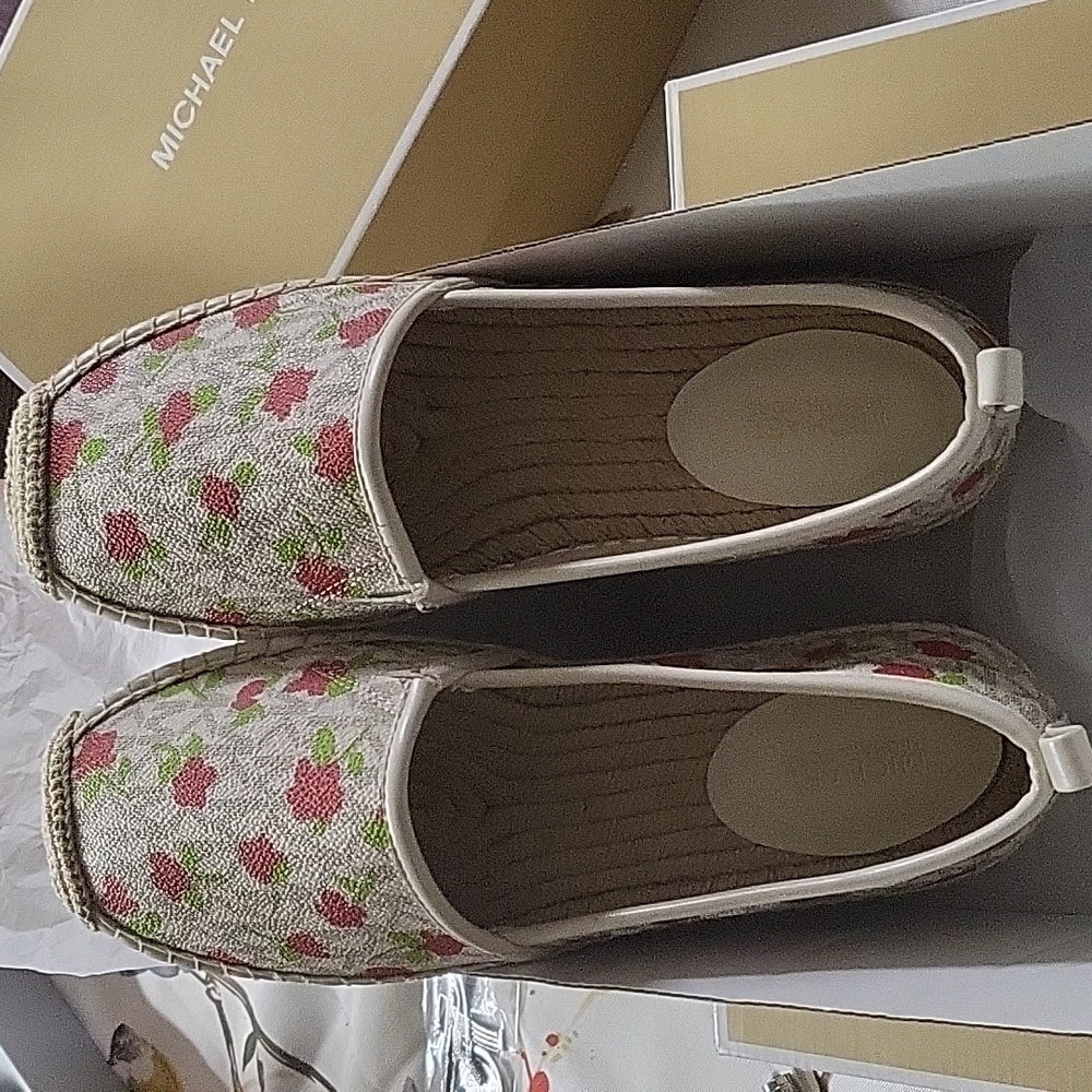 NWOT MK Ladies Espadrille, size 7, floral and Vanilla/cream color - Picture 3 of 6